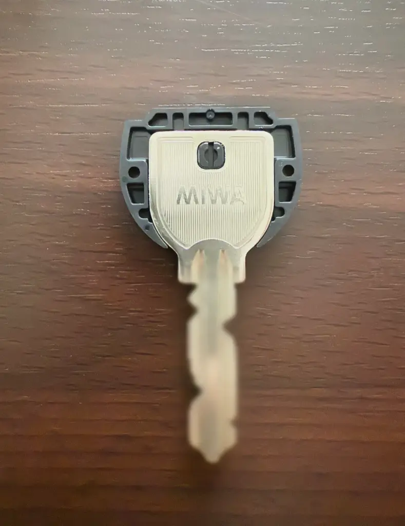 カギの閉め忘れ防止グッズ「ChecKEY2 (チェッキー2) 」の取り付け方
