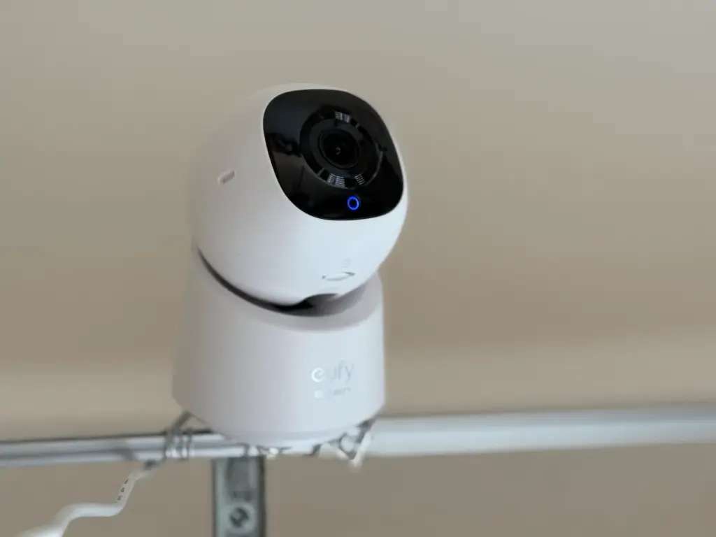 見守りカメラ「Anker Eufy Indoor Cam C220」を部屋に設置したイメージ