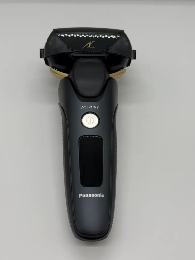 Panasonicのメンズシェーバー、ラムダッシュ『ES-NLV68-K』の本体イメージ(ヘッドカバー装着時)