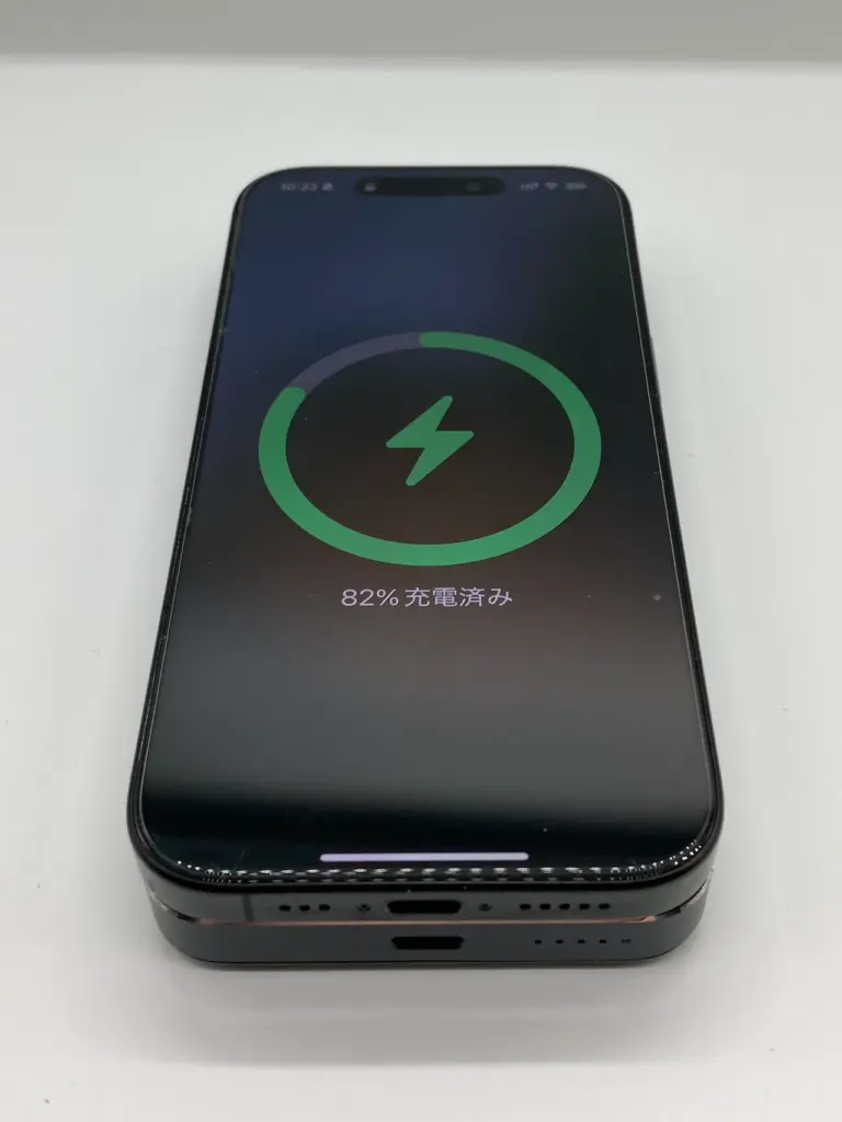 モバイルバッテリー「Anker MagGo Power Bank (10000mAh, Slim)」でiPhoneをワイヤレス充電するイメージ