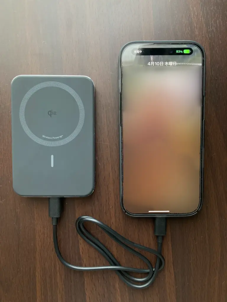 モバイルバッテリー「Anker MagGo Power Bank (10000mAh, Slim)」でiPhoneをUSB充電するイメージ