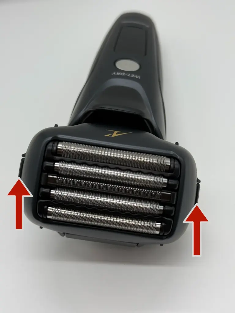 ラムダッシュ『ES-NLV68-K』のヘッド部分は両サイドにあるツメを押すと取り外せる