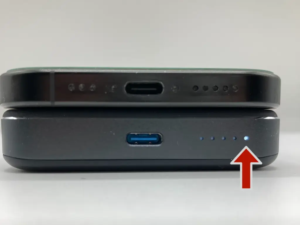 モバイルバッテリー「Anker MagGo Power Bank (10000mAh, Slim)」が充電中であることを示すLEDランプ