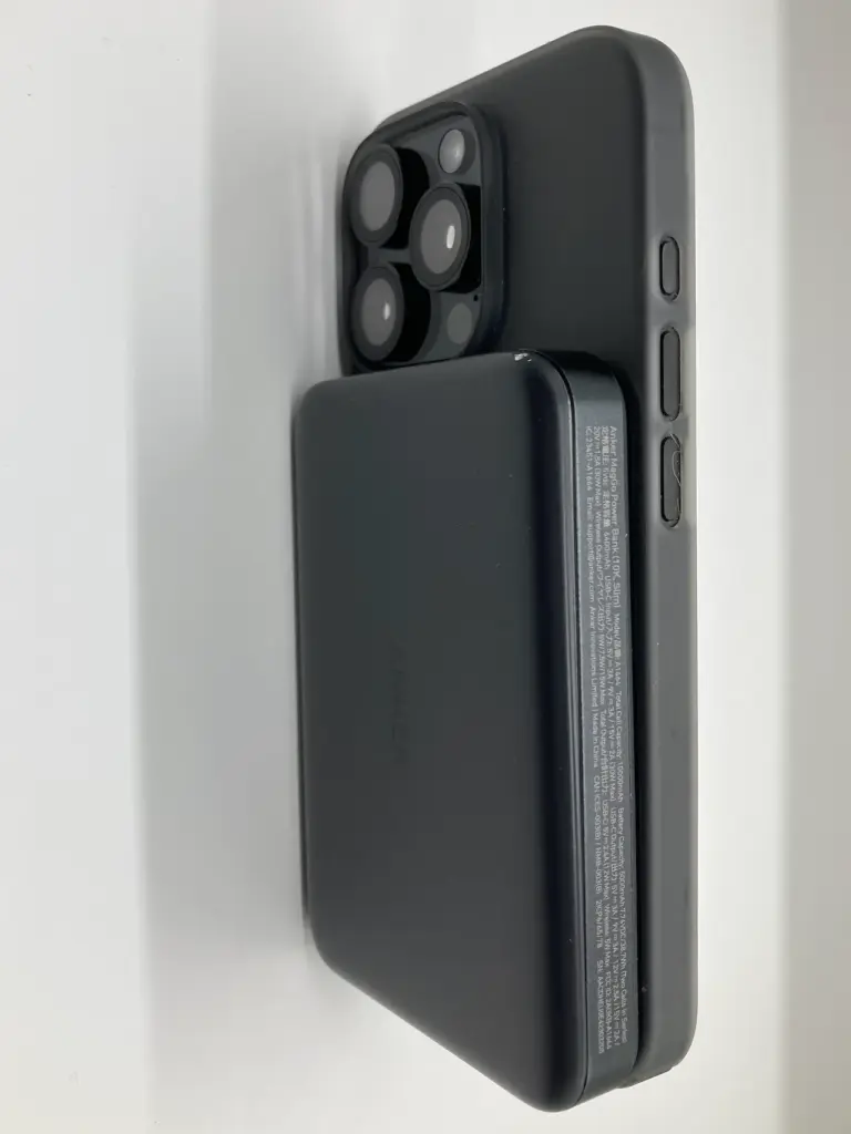 iPhone 16 Proにケースを付けてモバイルバッテリー「Anker MagGo Power Bank (10000mAh, Slim)」でワイヤレス充電する様子