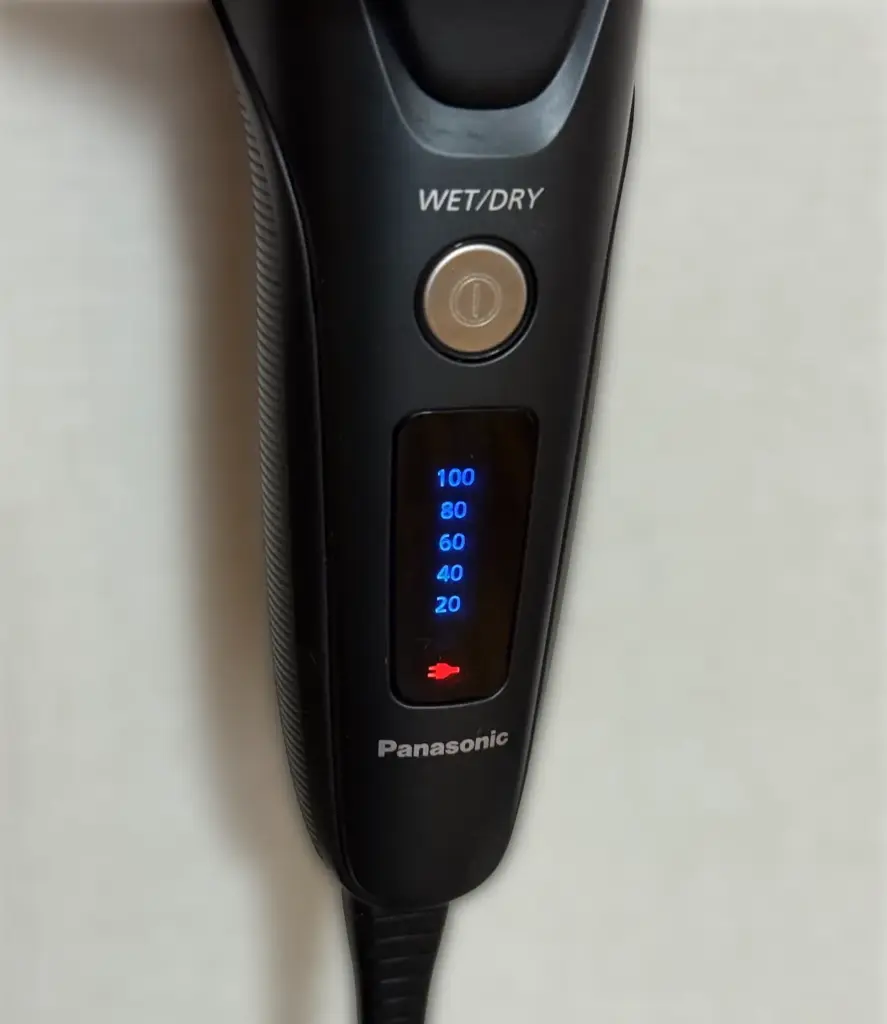 メンズシェーバー「ラムダッシュ(ES-NLV68)」の充電レベルは液晶部分表示される